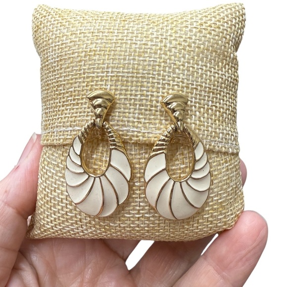 Vintage Trifari Clip On Gold and Cream Teardrop Earrings Shell Design - Picture 1 of 4